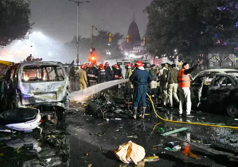 O mașină care a explodat în Delhi a ucis cel puțin 10 persoane, iar alte 30 sunt rănite foarte grav, majoritatea fără șanse de recuperare