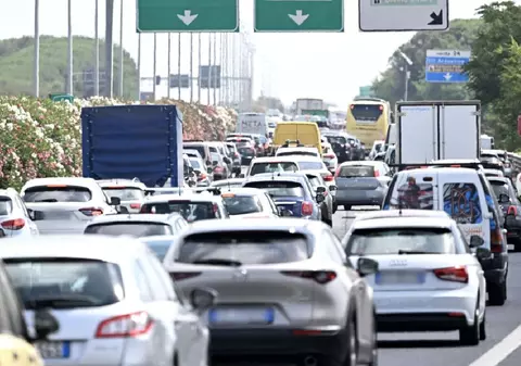 O femeie a sărit dintr-o mașină în mers ca să scape de fostul iubit care voia să o omoare, pe șoseaua de centură a Romei