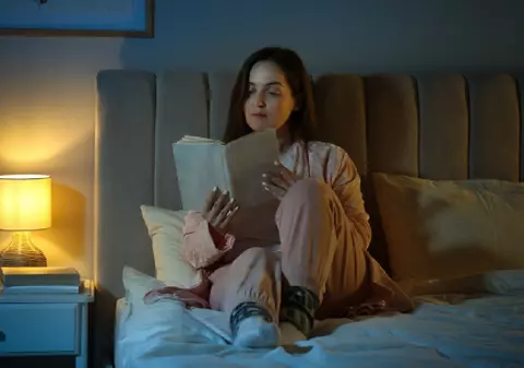 De ce ar trebui să înlocuim telefonul cu o carte, înainte de culcare