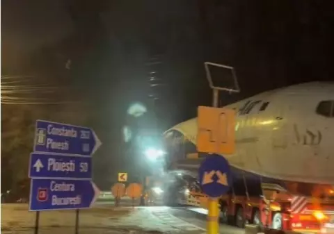 Conspirații pe TikTok cu avioane fantomă și mușamalizări, după ce epava unui Boeing 737-500 a fost filmată în traficul din București