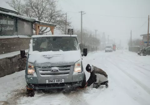 Toți șoferii ar trebui să aibă în mașină acest lucru iarna: ingredientul ieftin care te poate salva din multe situații