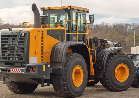 Un hoț a spart fațadele unui magazin de bijuterii și unui restaurant cu un încărcător frontal, în Germania