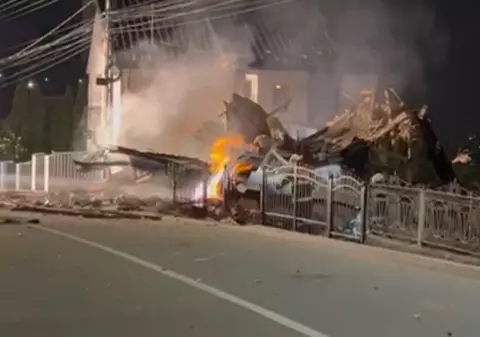 Explozie urmată de incendiu la o casă din Cluj. Un bărbat a fost găsit sub dărâmături