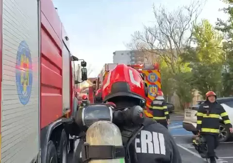 Incendiu puternic într-un bloc cu 11 etaje în sectorul 5 din București. 17 oameni, printre care și 2 copii, au ajuns la spital. Un bărbat este în stare gravă | VIDEO