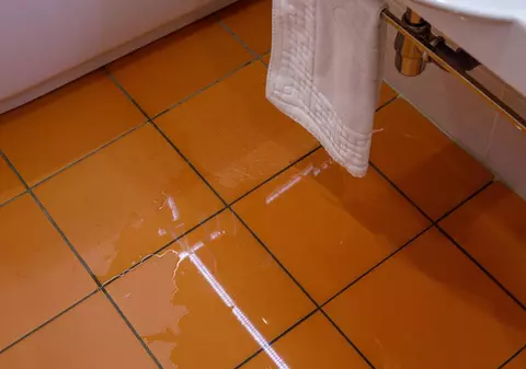 O turistă a inundat intenționat camera de hotel, supărată că nu i-au anulat rezervarea. Apoi a plătit de 280 de ori prețul camerei