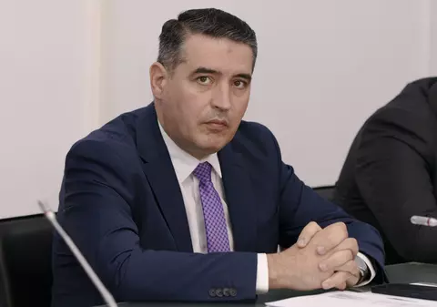 Caracatița de firme și ONG-uri care gravitează în jurul inspectorului școlar general Florian Lixandru. Contracte cu școlile din București, aflate în subordine
