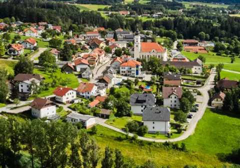 Mama și-a călcat fiica de un an cu mașina în fața garajului casei, în Austria