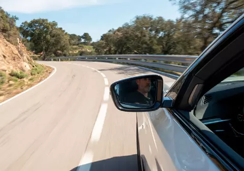 Ce e și cum funcționează lampa V-16, pe care toți șoferii vor fi obligați să o aibă în mașină, în locul triunghiului reflectorizant, în Spania