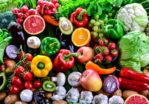 Care sunt cele 12 fructe și legume cele mai contaminate cu pesticide