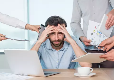 Te simți obosit la 40 de ani? Află dacă este stresul sau un semn timpuriu al unei afecțiuni neurologice