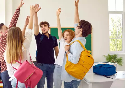 Au început înscrierile în Programul de pilotare a planurilor-cadru pentru liceu. Specialist: „Trecem de la o educație de tip comunist la una de elită, ca-n afară”