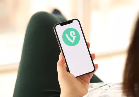 Fostul șef Twitter reînvie rețeaua de socializare „Vine” sub un nou nume. Aplicația nu va permite conținut creat cu AI