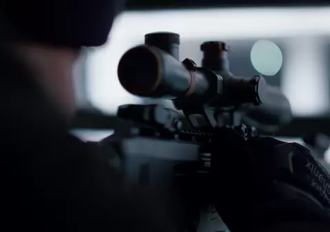 Turiști bogați din Italia au plătit bani grei pentru a vâna oameni pe „Aleea lunetiștilor” din Sarajevo, în anii ‘90