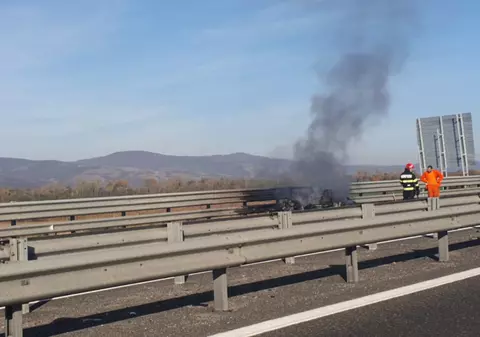 O mașină a ars complet pe A1, în dreptul localității Orăștie, iar două mașini s-au ciocnit pe sensul opus