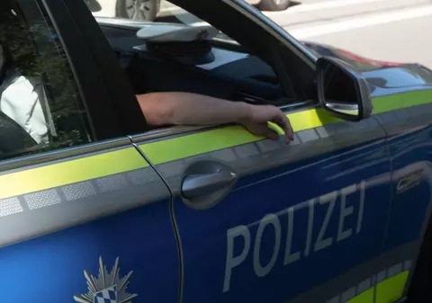 Un român mort de beat a vrut să-și împingă mașina care mergea, după ce a provocat un accident în Austria