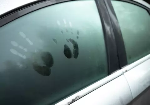 Șoferii au sunat la 112 când au văzut doi tineri care se iubeau în mașină la 140 km/h, pe o autostradă din Germania