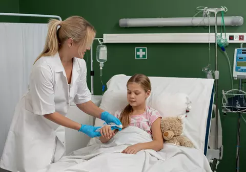 Cum arată sistemul medical din România prin ochii unui medic rezident. Experiențele Claudiei Ianuș: „Mai multă empatie, explicații clare și răbdare”