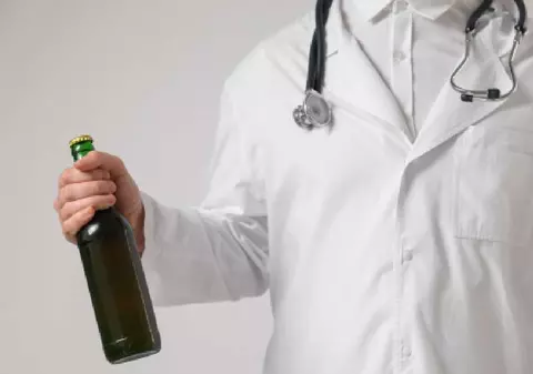 Un medic britanic este acuzat că a „lins berea de pe decolteul colegei sale” și a fost suspendat un an din funcție