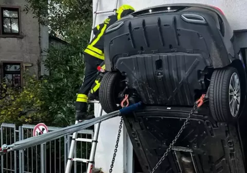 Un Mercedes s-a izbit de un lift pentru mașini și a rămas blocat vertical, în Germania: „Așa ceva probabil vezi o singură dată în viață”