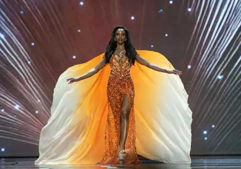 Miss Jamaica a căzut de pe scenă și a fost dusă pe targă la spital în timpul concursului Miss Universe