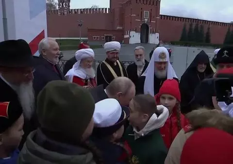 Moment stânjenitor pentru Vladimir Putin: o fetiță de 11 ani îi ține o predică publică despre unchiul ei rănit