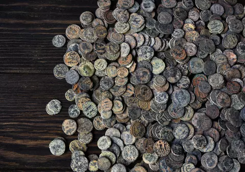 Zeci de mii de monede romane, îngropate acum 1.700 de ani, descoperite într-un sat din Franța
