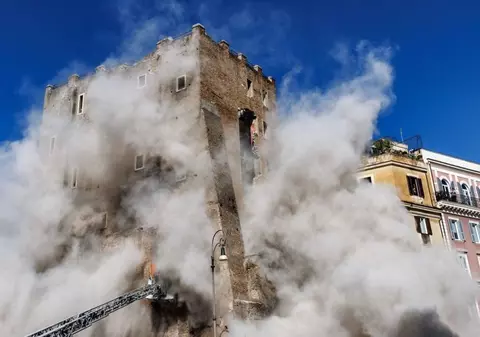 A murit românul blocat sub dărâmăturile turnului medieval Torre dei Conti din Roma. A fost scos după 11 ore, dar inima lui s-a oprit în ambulanță