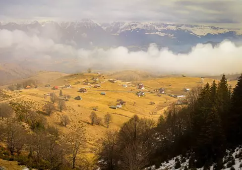 Vremea la munte, mai caldă decât în restul țării din cauza unui fenomen meteo rar: „Nu ar trebui să ne speriem”