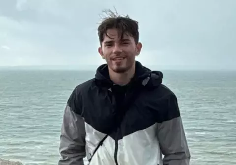 Un tânăr și-a căutat tatăl ani de zile, apoi l-a întâlnit întâmplător într-un loc neașteptat