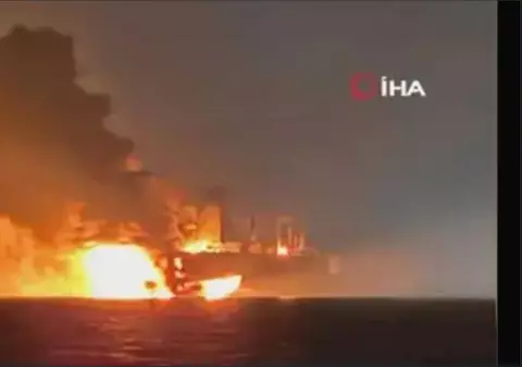 Două petroliere rusești au luat foc în Marea Neagră. Unul dintre ele nu mai poate fi salvat