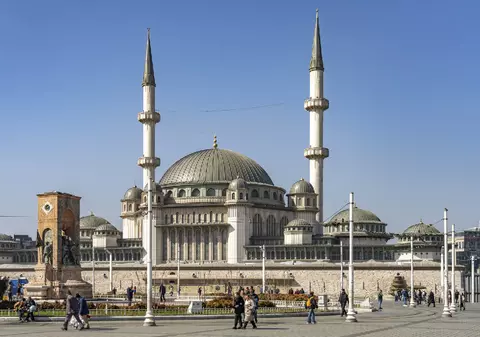 Doi români au fost răniți ușor într-un atac cu pistolul în Piața Taksim din Istanbul