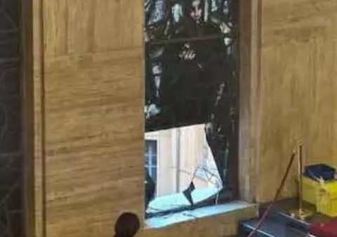 Un politician italian cade și distruge o fereastră istorică în Roma, provocând pagube de zeci de mii de euro | VIDEO