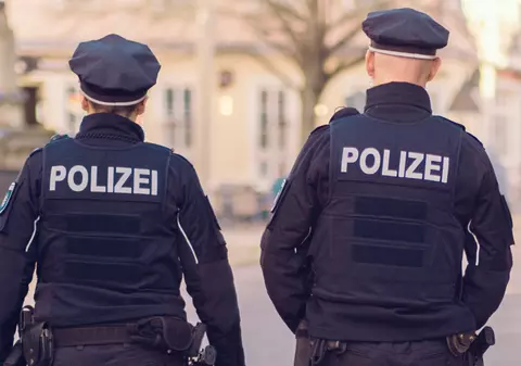 Un polițist s-a transformat din bărbat în femeie doar în acte, pentru a fi promovat și a primi un salariu mai mare