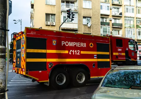 Explozie urmată de incendiu într-un bloc din Timișoara: 60 de persoane evacuate, un bărbat cu arsuri grave