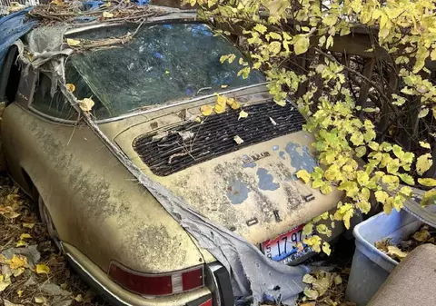 Un Porsche rar din 1970 a fost găsit de un bărbat, după ce a stat abandonat 31 de ani sub conuri de pin. Încă are motorul original