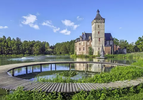 Patru pescari români care s-au dus neinvitați la o nuntă și au stricat petrecerea sunt judecați în Belgia: „A fost haos”