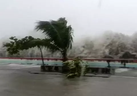 „Supertaifun” în Filipine: Rafale de 230 km/h, 100 de mii de persoane evacuate, un mort