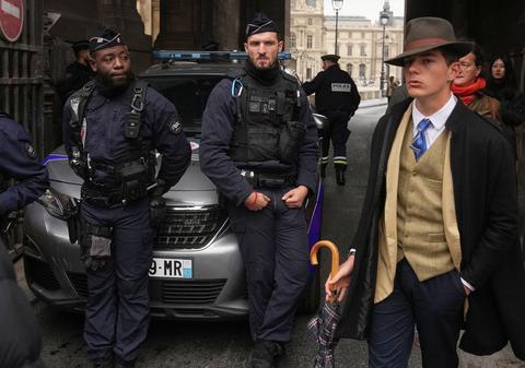 Misteriosul „Fedora Man”, adolescentul francez elegant surprins după jaful de la Luvru, a fost identificat