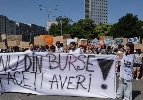 Bursele pentru septembrie și octombrie se împart în 20 noiembrie. Doar elevii care nu au avut peste 10 absențe nemotivate într-o lună le primesc