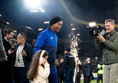 Ronaldinho a petrecut până la 5.00 într-un club de noapte și a întârziat la meciul de gală cu legendele Elveției: „Și mahmur, și cu burtă, tot a făcut show la Lucerna”
