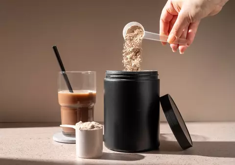 De la cuburi de carne la băuturi colorate. Evoluția incredibilă a shake-urilor proteice