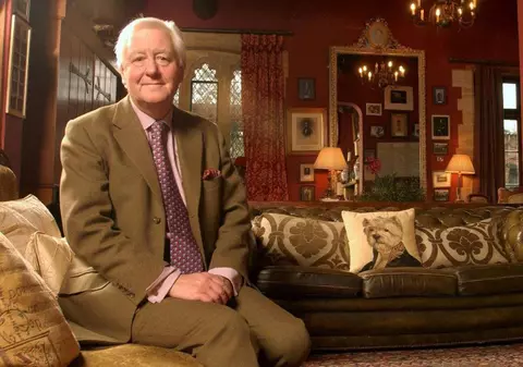 Un aristocrat britanic oferă 50.000 € pe an și castele pentru o soție: trebuie să-i facă doi fii și să știe să tragă cu arma. Lista de condiții este incredibilă