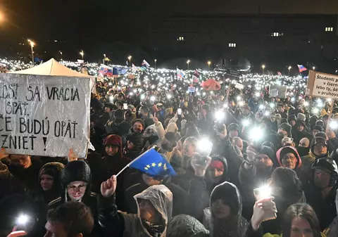 Zeci de mii de cehi şi de slovaci cer în stradă democraţie, la comemorarea Revoluţiei de Catifea: „Refuzăm să devenim un cal troian al Rusiei”