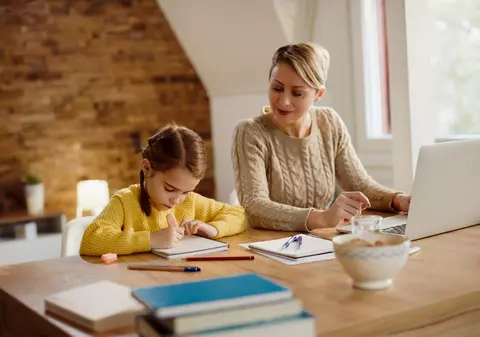 Meditații în sufragerie sau într-un spațiu profesionist? Cum îți transformi casa într-o „școală privată” pentru rezultate maxime la examene