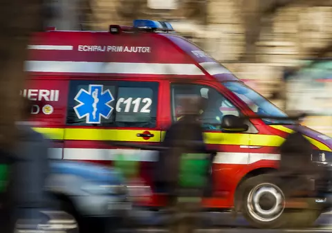 O fetiță de doi ani este în stare gravă după ce a căzut de la etajul doi al unui bloc din Constanța