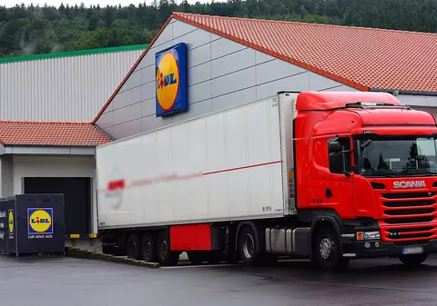 Un șofer de camion a furat zeci de paleți de Coca-Cola dintr-un depozit Lidl, ca să joace la pariuri, în Belgia