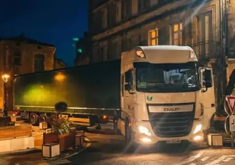 Șofer român de TIR umilit în presa de dreapta din Franța: „Ce bucurie să livrezi din țările europene din lumea a treia la costuri mai mici, în detrimentul afacerilor franceze”