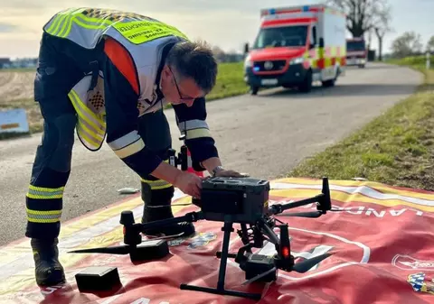 Șoferul unui Porsche rar răsturnat pe câmp și distrus a fost căutat ore în șir de 100 de salvatori și polițiști, în Germania