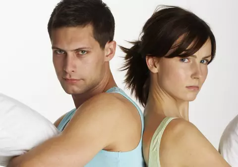 Soția și-ar putea păstra numele din timpul căsătoriei după divorț, chiar dacă bărbatul refuză, cer USR și PNL într-un proiect comun