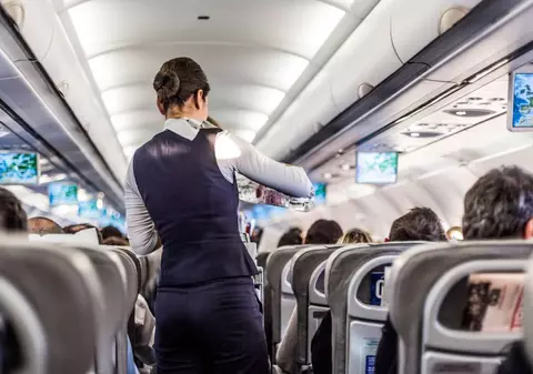 Limbajul secret al însoțitorilor de bord, dezvăluit de o stewardesă: „crocodil” pentru sandwich, „aripă de pui” pentru wrap | VIDEO